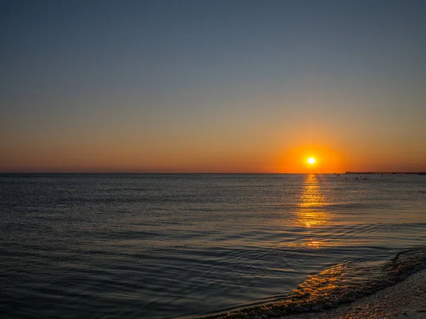 Güneş denizde batıyor. Güney sahilinde açık deniz günbatımı.