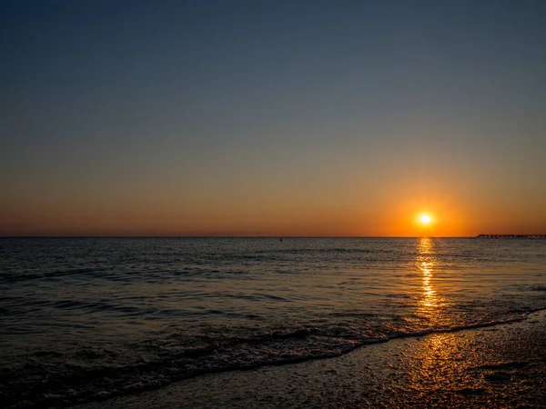 Güneş denizde batıyor. Güney sahilinde açık deniz günbatımı.