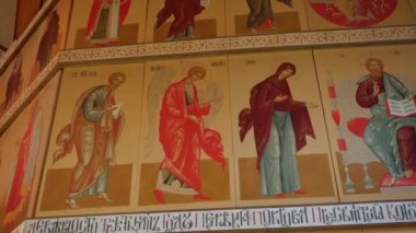 Ahşap bir Ortodoks Kilisesi 'nin boyanmış mahzenleri. Olağanüstü güzellikte mumlar ve ikonlar..