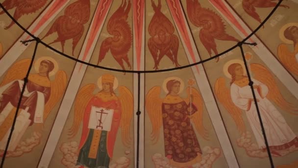 Bóvedas Pintadas Una Iglesia Ortodoxa Madera Velas Iconos Extraordinaria Belleza — Vídeos de Stock