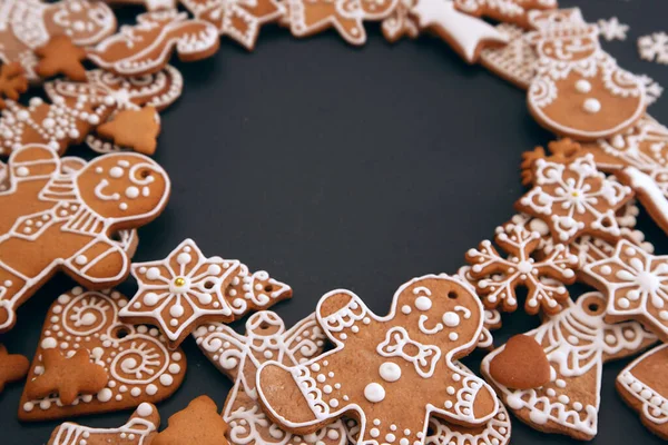 圣诞花环是由姜饼制成的 上面有糖衣和糖衣状的雪片 背景是黑色的 上面有文字的空间 假日食品 自制烘焙 圣诞节和新年传统 — 图库照片