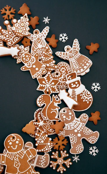 Weihnachtliche Lebkuchen Mit Zuckerguss Und Mastixschneeflocken Auf Schwarzem Hintergrund Blick — Stockfoto