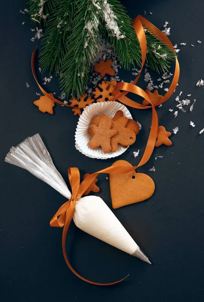 Weihnachtliche Lebkuchen Mit Tannenfestdekoration Mit Schnee Und Gebäcktasche Mit Zuckerguss — Stockfoto