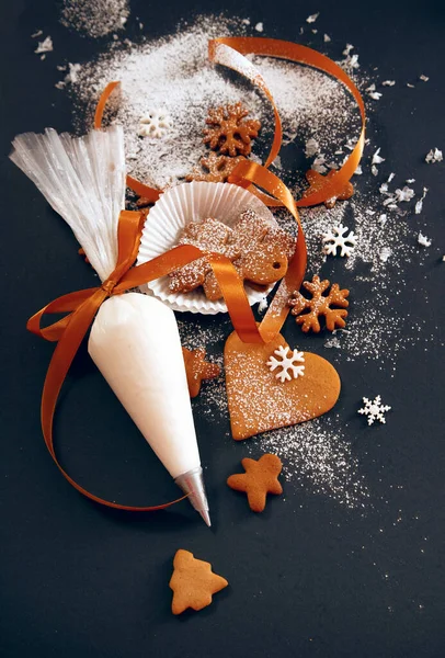 Weihnachtliche Lebkuchen Mit Mastixschneeflocken Und Teigtasche Mit Zuckerguss Auf Schwarzem — Stockfoto