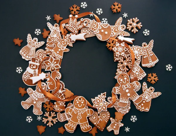 Julkrans Gjord Pepparkakor Med Glasyr Och Konfektyr Mastix Snöflingor Svart — Stockfoto