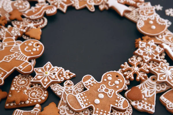 Julkrans Gjord Pepparkakor Med Glasyr Och Konfektyr Mastix Snöflingor Svart — Stockfoto