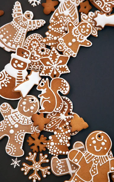 Weihnachtliche Lebkuchen Mit Zuckerguss Und Mastixschneeflocken Auf Schwarzem Hintergrund Blick — Stockfoto