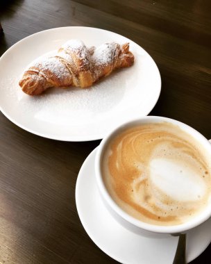 kruvasan ve kahve ahşap tablo