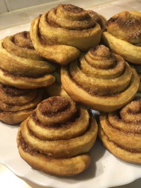 Tarçın bej arka planda bir tabak üzerinde rulo