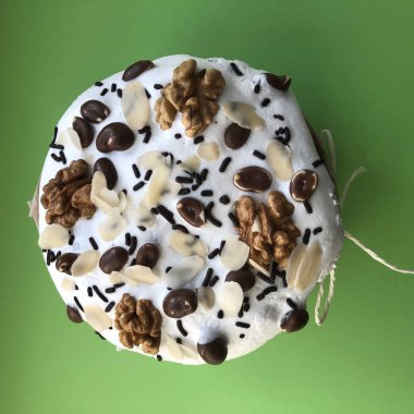 Yeşil arka planda fıstık ve fındık ile Paskalya pastası