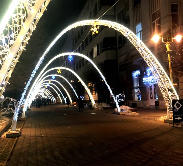 Allée d'arcs avec guirlandes — Photo