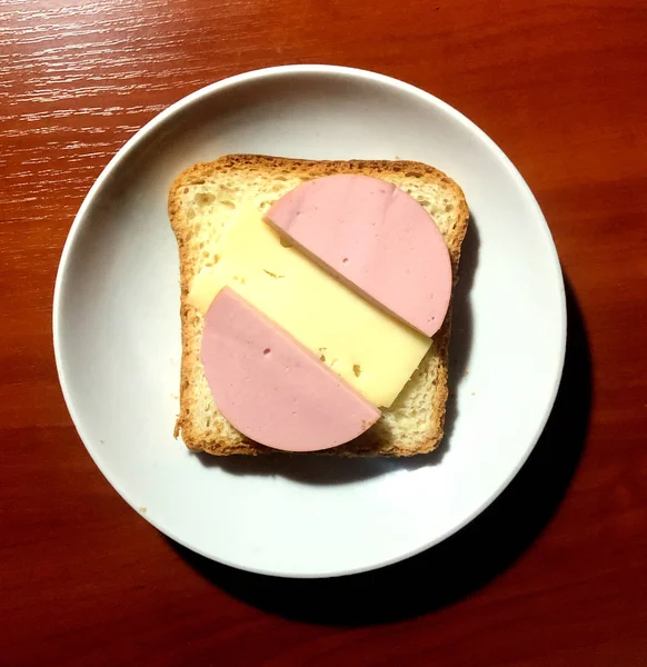 Sandwich pauvre sur une assiette blanche — Photo