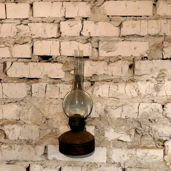 Vieille lampe à gaz sur le vieux mur — Photo