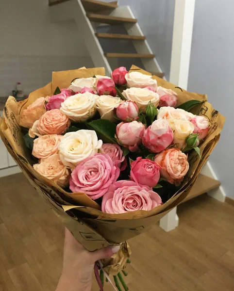 Bouquet avec de petites fleurs roses roses dans la maison — Photo