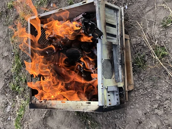 Πραγματική φωτιά στην παλιά θήκη του υπολογιστή — Φωτογραφία Αρχείου