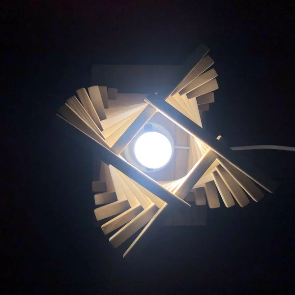 Noite divertida lâmpada de luz com blocos de madeira — Fotografia de Stock