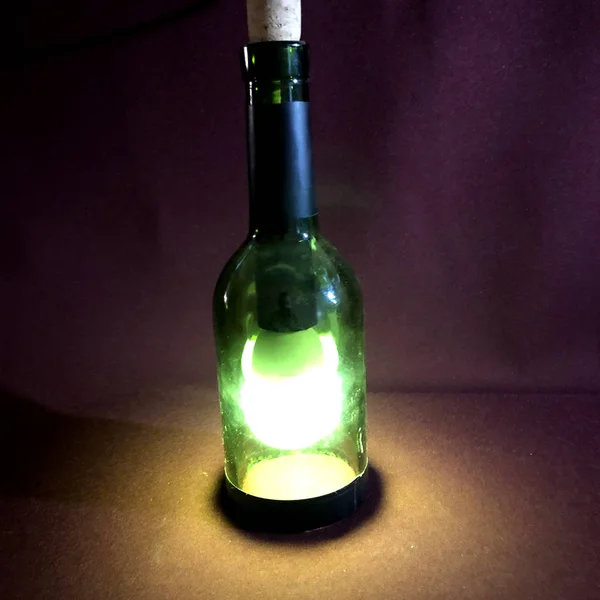 Лампочка в бутылке зеленого вина — стоковое фото