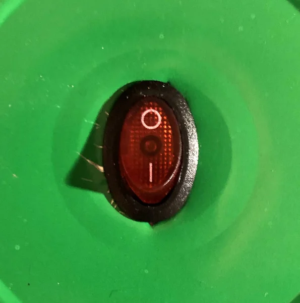 Κόκκινο κουμπί τροφοδοσίας σε πράσινο φόντο με σκιά — Φωτογραφία Αρχείου