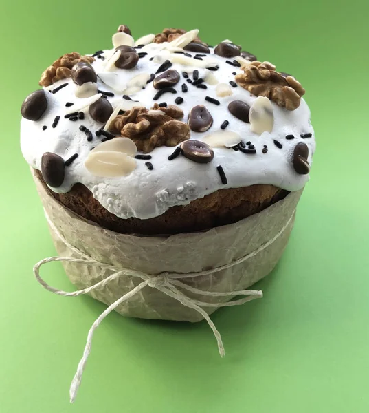 yeşil arka plan üzerinde fıstık ve fındık ile dekor Paskalya pastası