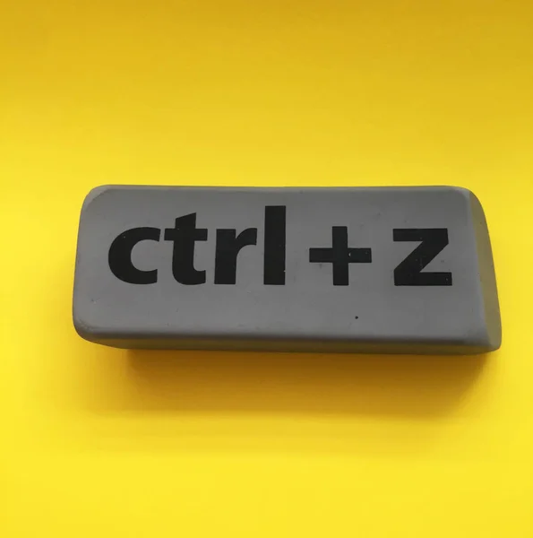 Borracha com a inscrição "ctrl + z" sobre um fundo amarelo — Fotografia de Stock