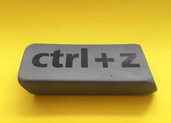 Borracha com a inscrição "ctrl + z" sobre um fundo amarelo — Fotografia de Stock