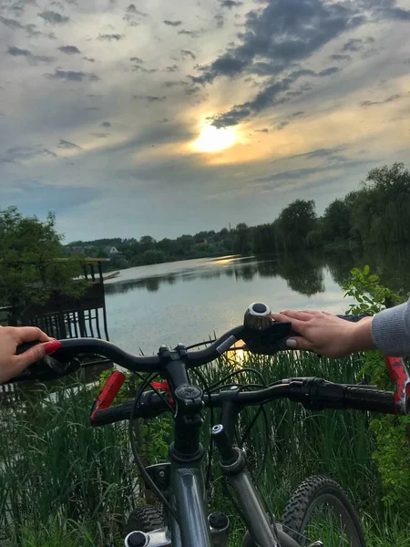 Bicicleta en el fondo el lago en verano — Foto de Stock