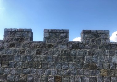 arka plan mavi gökyüzü üzerinde müstahkem kale duvar