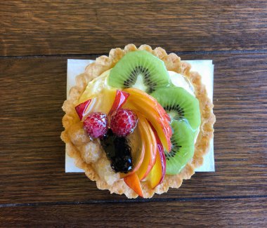 Masada taze meyve ile lezzetli pasta pasta