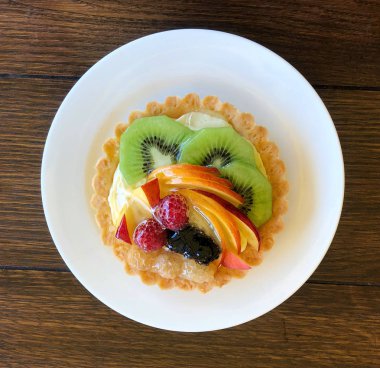 Masada taze meyve ile lezzetli pasta pasta