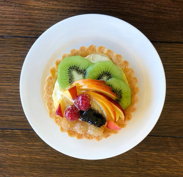 Masada taze meyve ile lezzetli pasta pasta