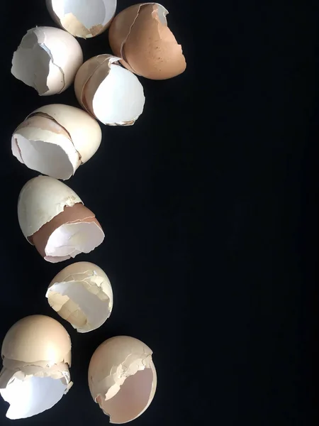 Яєчні шкаралупи на темному тлі. Фон для банера . — стокове фото