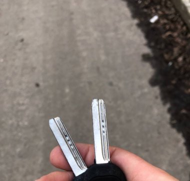 Asfalt arkaplanda iki anahtar var