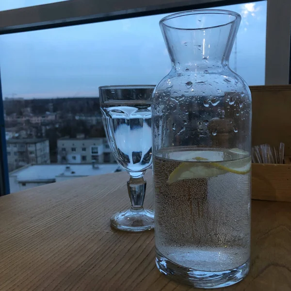 Glas Und Flasche Mit Wasser Und Zitrone Auf Dem Hintergrund — Stockfoto