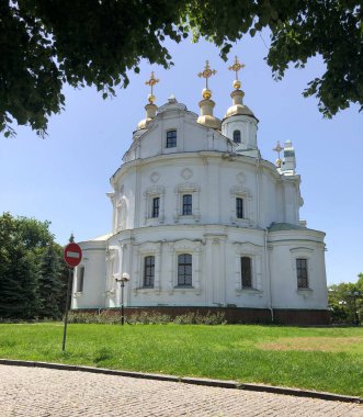 Yazın eski ve büyük köy kilisesi.