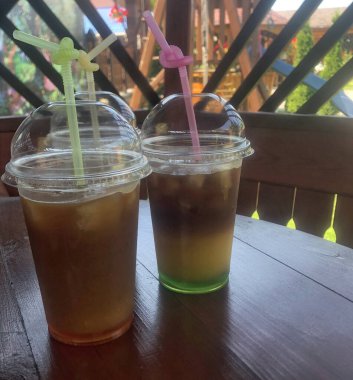 Kahve, buz, şurup, şeffaf bardaklarda meyve suyu.