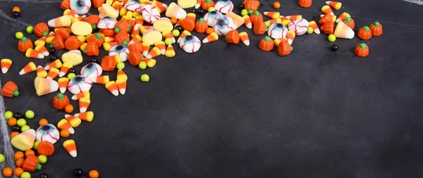 Bonbons Halloween Dispersés Sur Fond Tableau Noir Salle Pour Espace — Photo