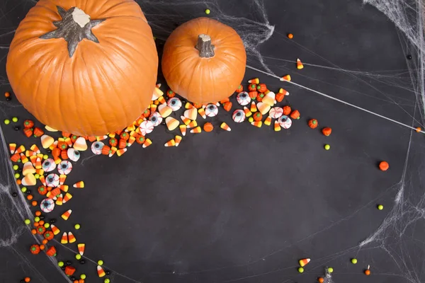 Zucche Caramelle Halloween Sparsi Uno Sfondo Lavagna Nera Spazio Spazio — Foto Stock