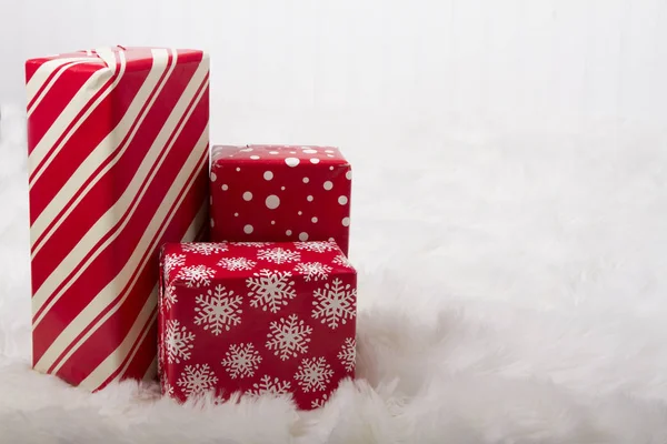 Presentes de Natal vermelhos e brancos — Fotografia de Stock