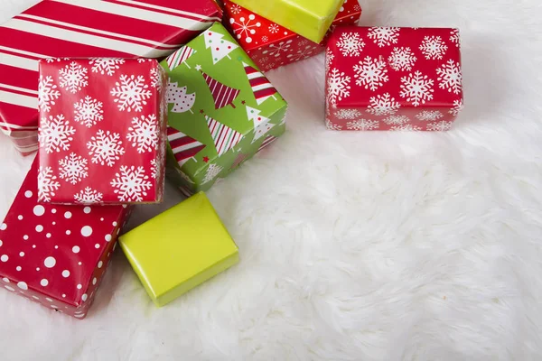 红色、白色和绿色圣诞礼物 — 图库照片