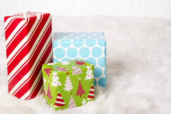 Presentes de Natal vermelho, branco, azul e verde — Fotografia de Stock