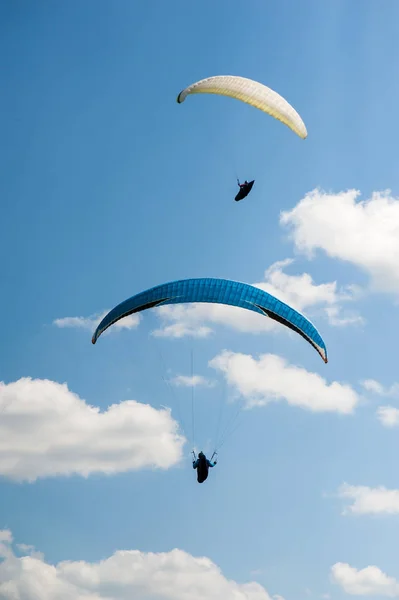 Paraşütler Bulutlar Arka Planı Mavi Gökyüzünde Uçan Güneşli Bir Havada — Stok fotoğraf
