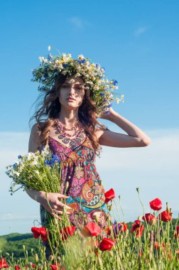 Yamaçparaşütü bulutlar arka planı mavi gökyüzünde uçan. Güneşli bir havada yamaç paraşütü.