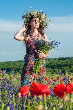 Yamaçparaşütü bulutlar arka planı mavi gökyüzünde uçan. Güneşli bir havada yamaç paraşütü.