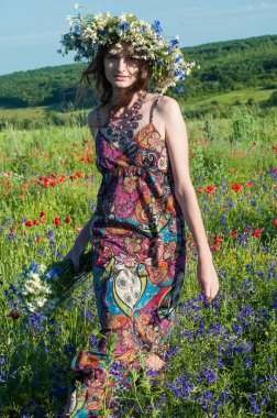 Yamaçparaşütü bulutlar arka planı mavi gökyüzünde uçan. Güneşli bir havada yamaç paraşütü.