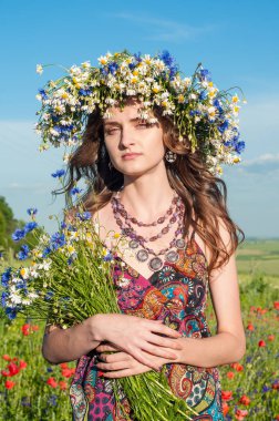 Yamaçparaşütü bulutlar arka planı mavi gökyüzünde uçan. Güneşli bir havada yamaç paraşütü.