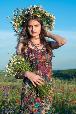 Yamaçparaşütü bulutlar arka planı mavi gökyüzünde uçan. Güneşli bir havada yamaç paraşütü.