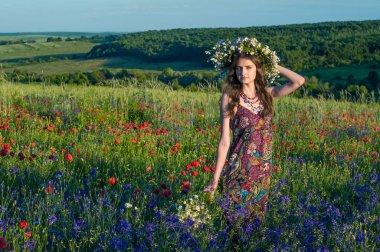 Yamaçparaşütü bulutlar arka planı mavi gökyüzünde uçan. Güneşli bir havada yamaç paraşütü.