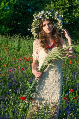 Yamaçparaşütü bulutlar arka planı mavi gökyüzünde uçan. Güneşli bir havada yamaç paraşütü.