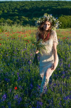 Yamaçparaşütü bulutlar arka planı mavi gökyüzünde uçan. Güneşli bir havada yamaç paraşütü.