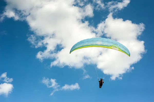 Parapente Voando Céu Azul Contra Fundo Das Nuvens Parapente Céu — Fotografia de Stock